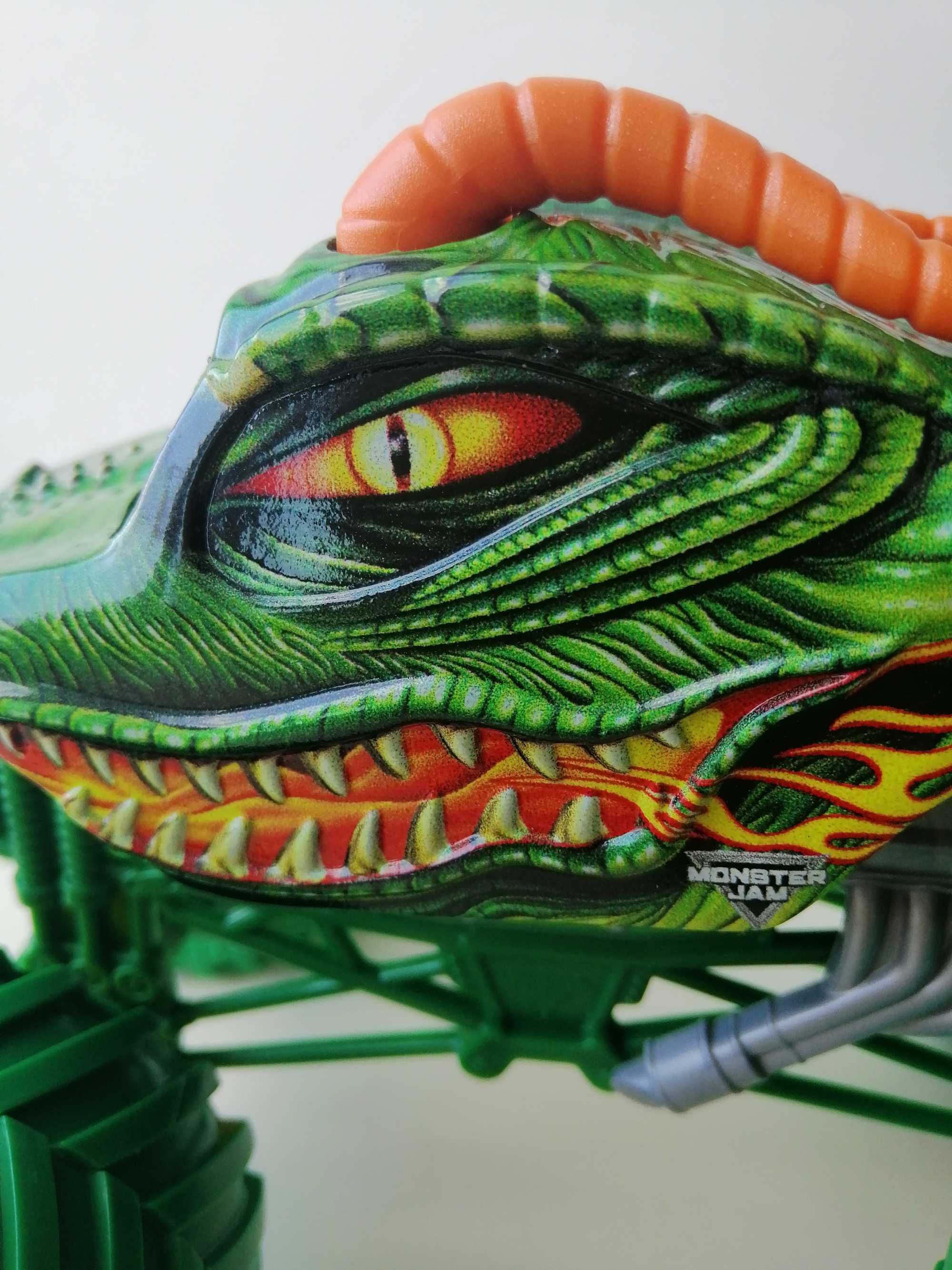 Monster Jam Dragon 1:24 Hot Wheels велика машинка