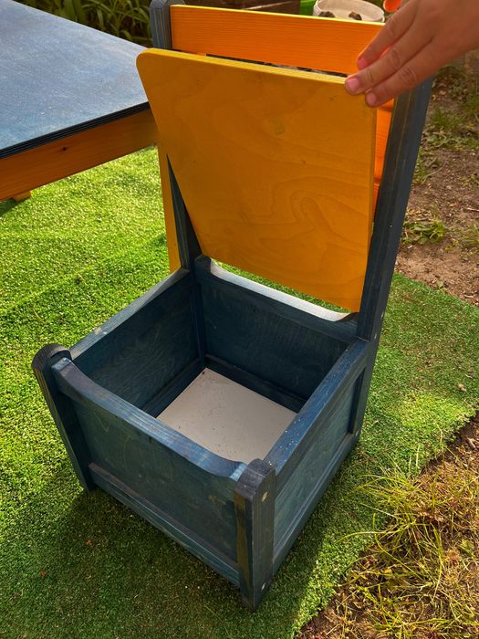 Stolik i krzesełka z półeczkami dla dzieci