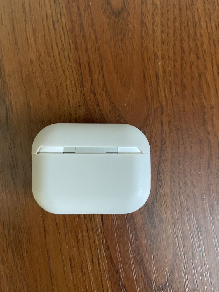 Продам кейс від AirPods Pro