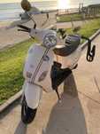 Scooter 125cc com dois capacetes, suporte para prancha