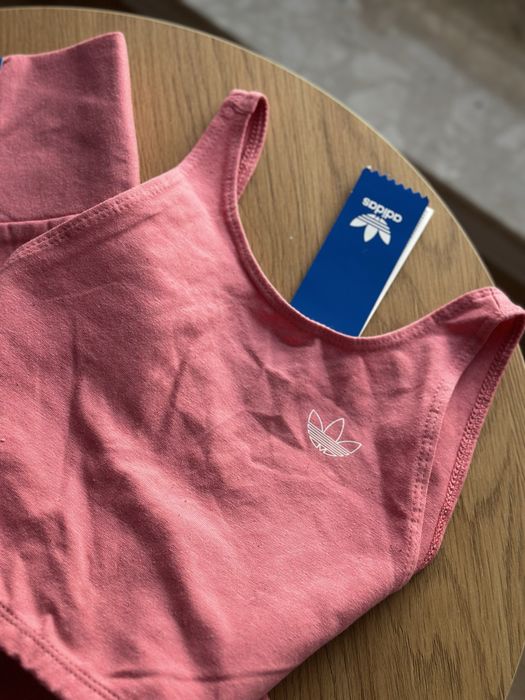 Zestaw sportowy Adidas Fakten koralowy (top oraz legginsy)