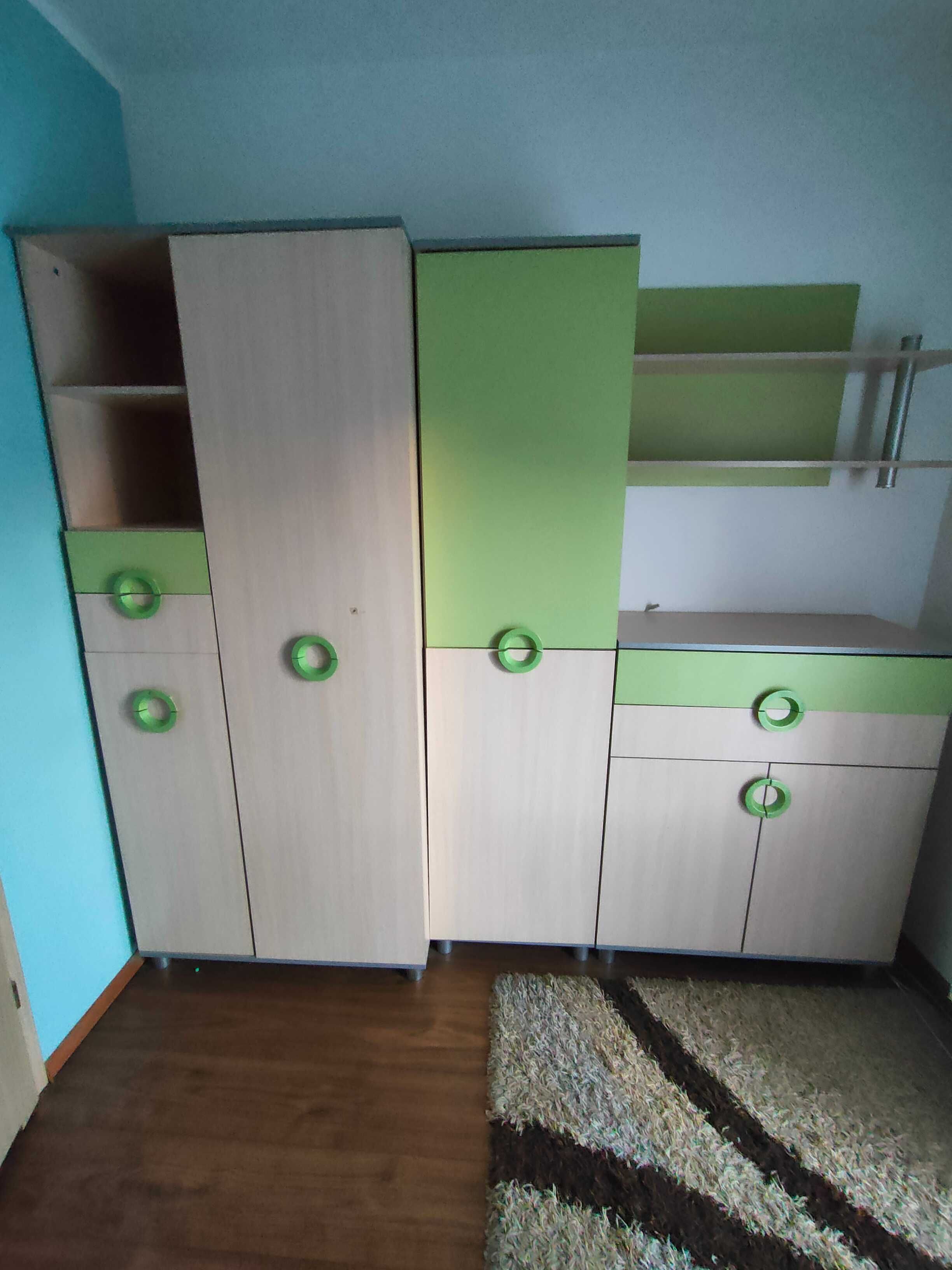 Meble dziecięce z zielonymi wstawkami
