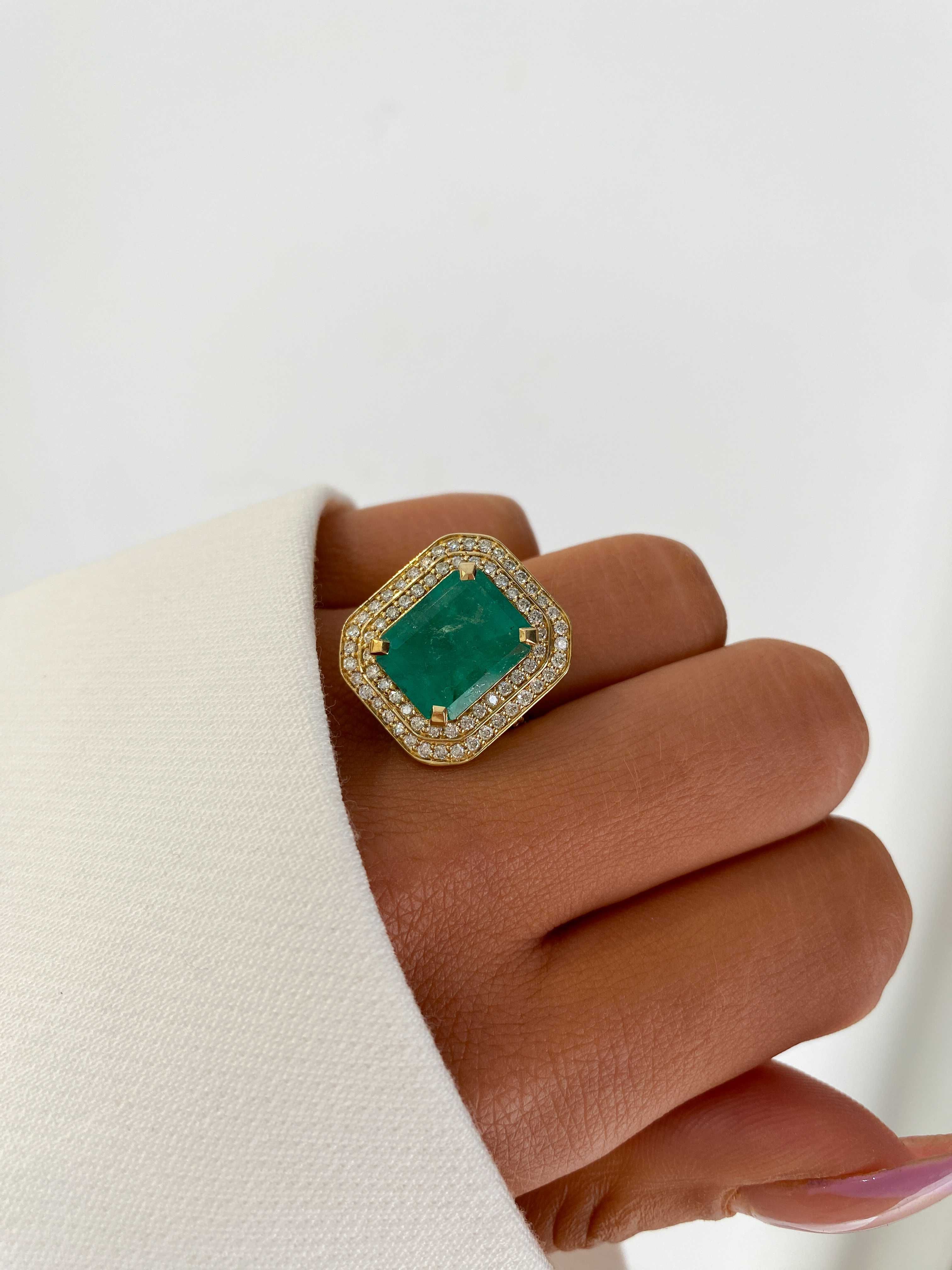 Pierścionek z naturalnym szmaragdem 5.00 ct i diamentami 0.84 ct