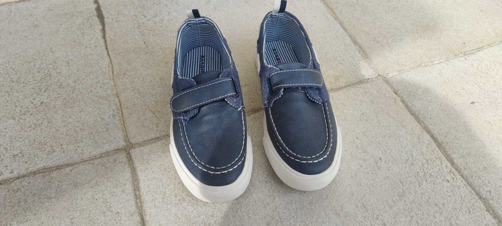 Sapatos menino tamanho 33 como novos