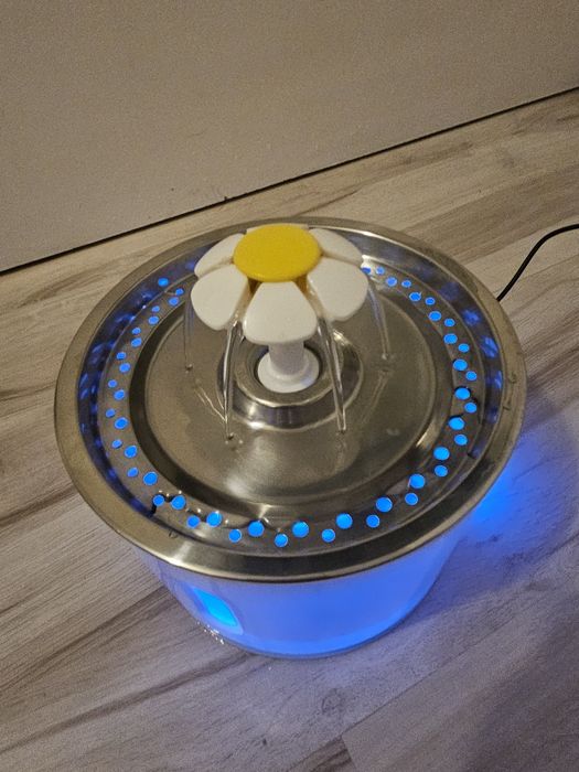 Fontanna dla kotów niebieski LED kwiatek