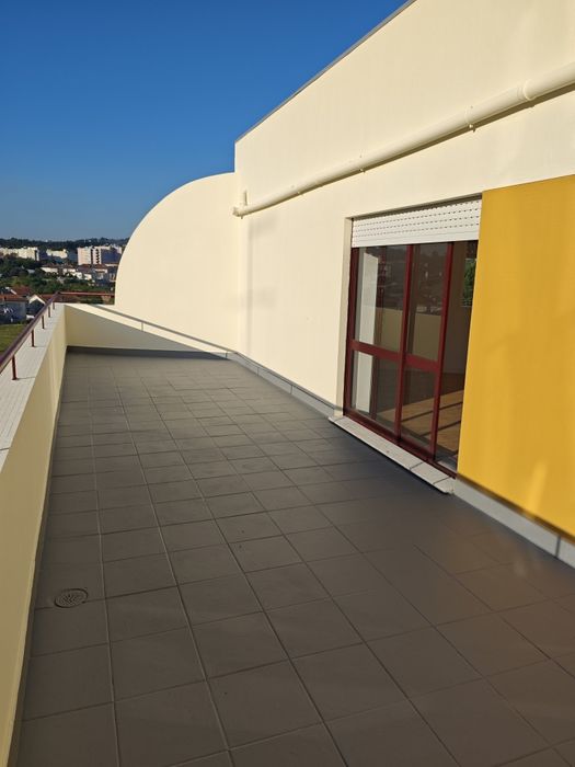 Apartamento com grande terraço junto a transportes públicos