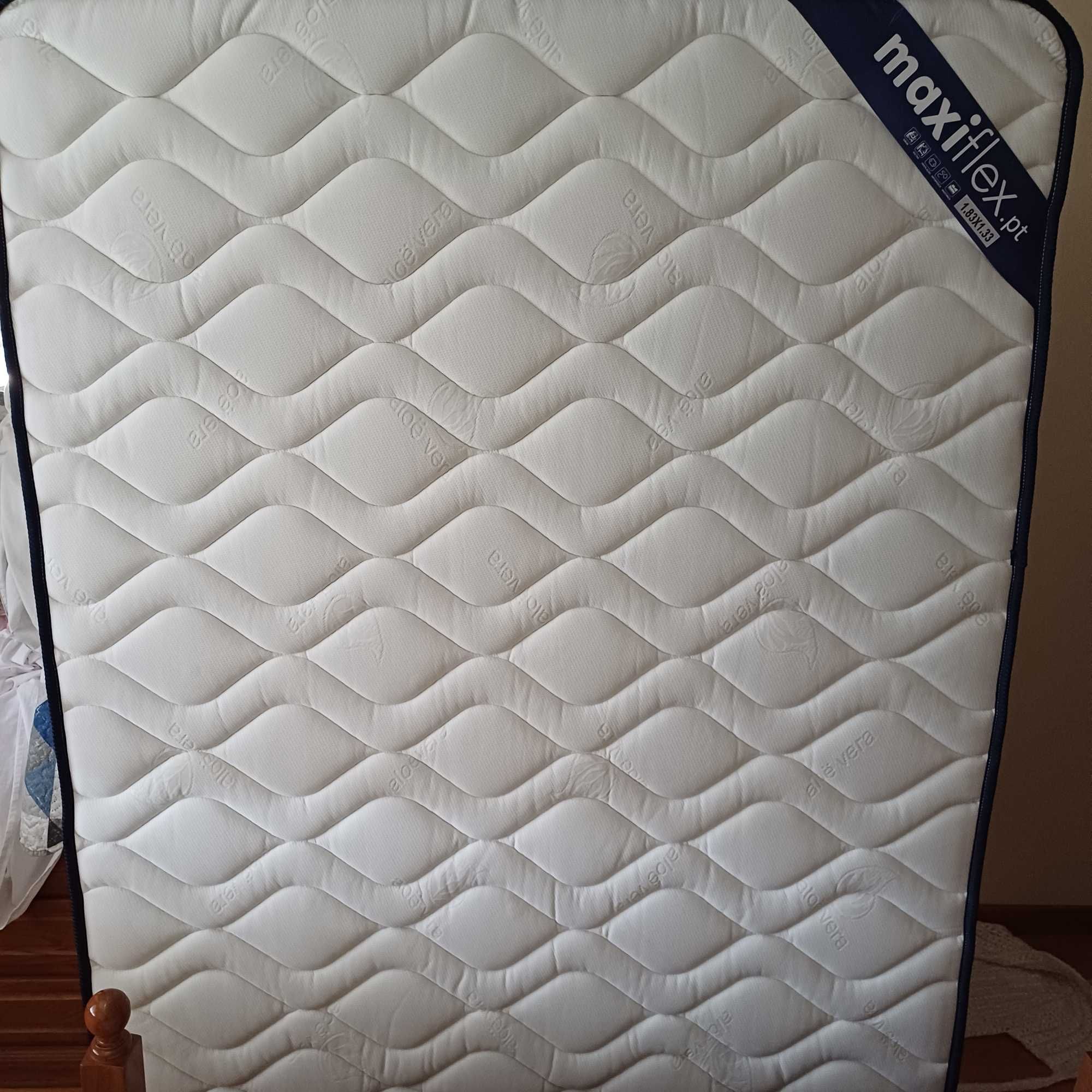Colchão de Molas ensacadas, com camada viscoelástica dos dois lados.
