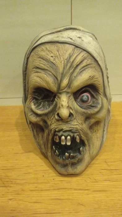 Lateksowa maska mumii