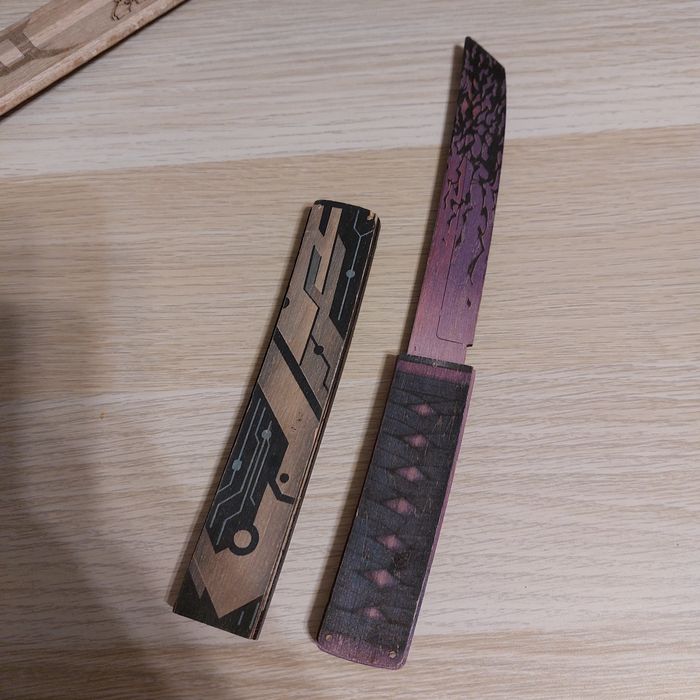 Ножі з дерева, рубанок, меч