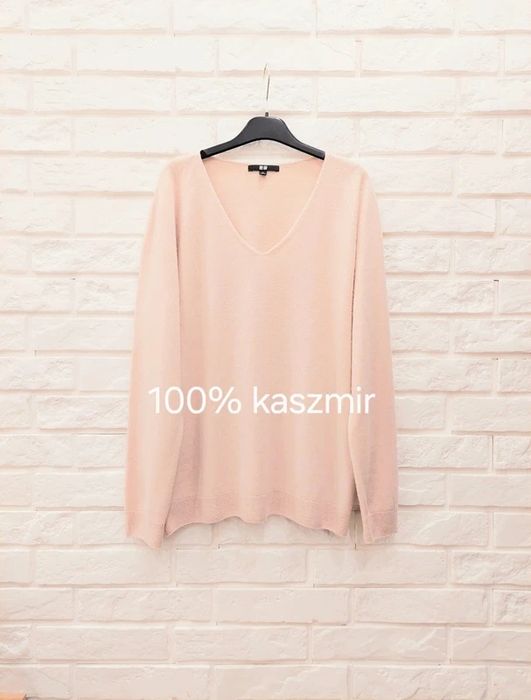 Sweter 100% kaszmir v-neck stonowany jasny róż pink gruby splot