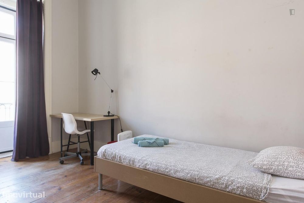 131 - Quarto com cama de solteiro, com varanda...