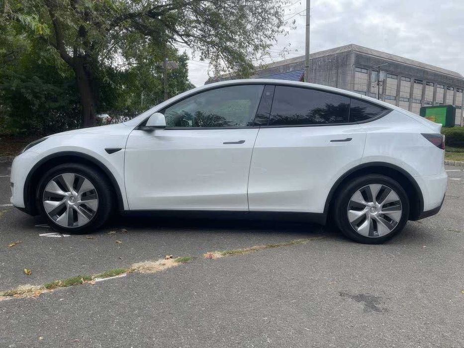 Tesla Model Y Long Range      2023