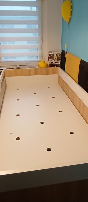 Łóżko dziecięce z szafką, szufladami, półkami i biurkiem.