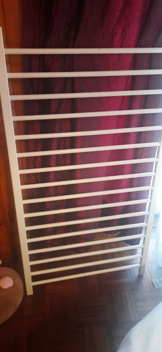 Cama de grades branca com colchão