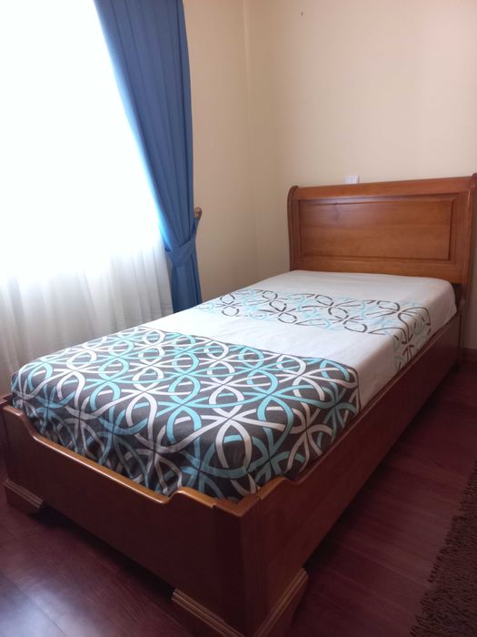 Cama de solteiro + conjuntos de lençóis e edredões