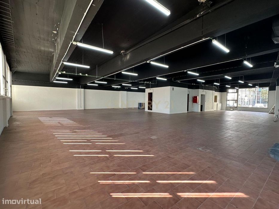 Escritório e Armazém com pé direito Alto e acesso para veículos no Pri