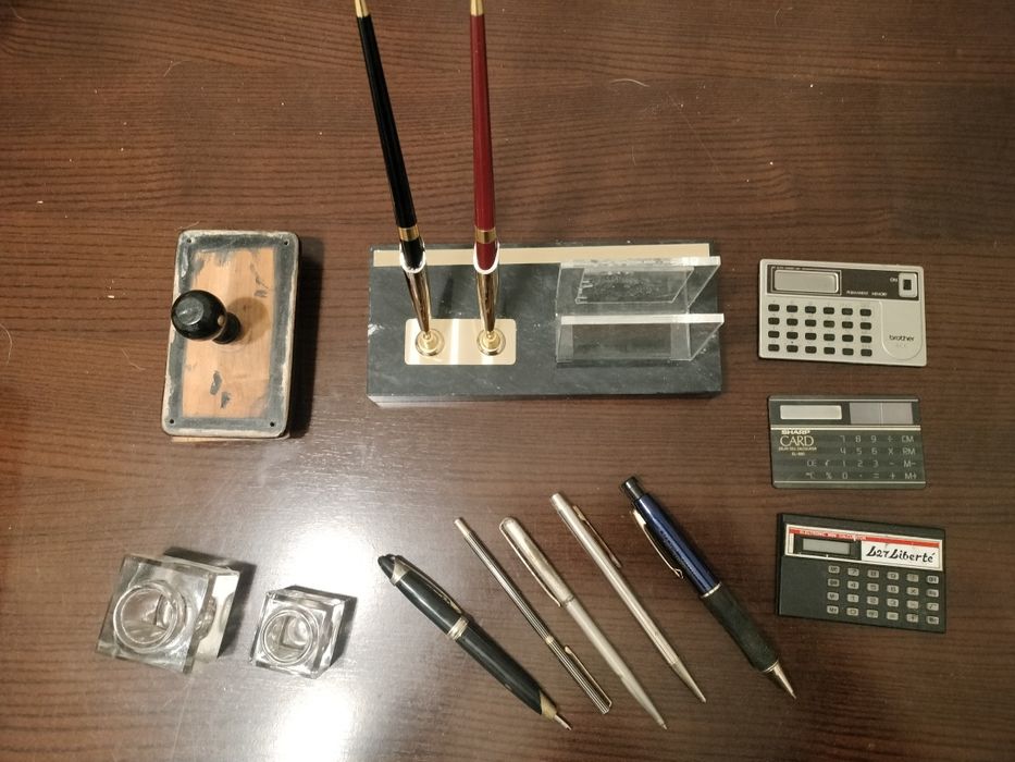 Material de secretária antigo decoração canetas etc.