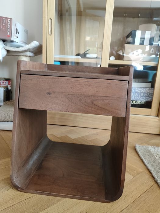 Stolik nocny z drewna akacjowego hiszpańskiej firmy SKLUM