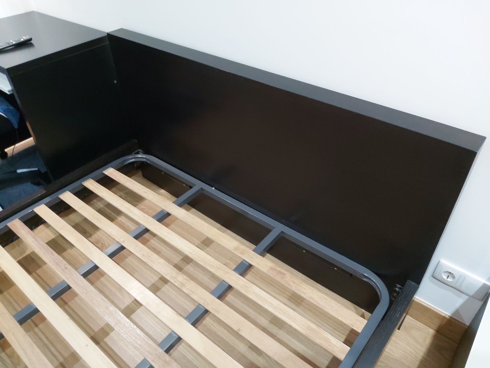 Cama de casal com estrado e mesa de cabeceira
