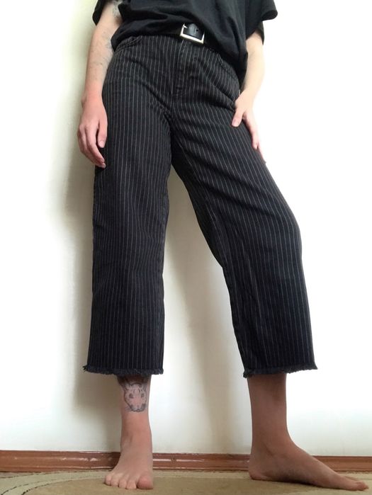 Чорні джинси у смужку