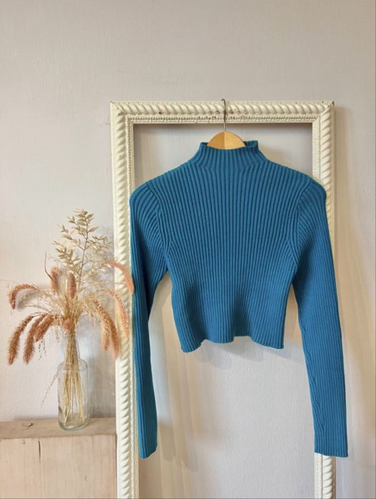 krótki prążkowany sweter półgolf wiskoza