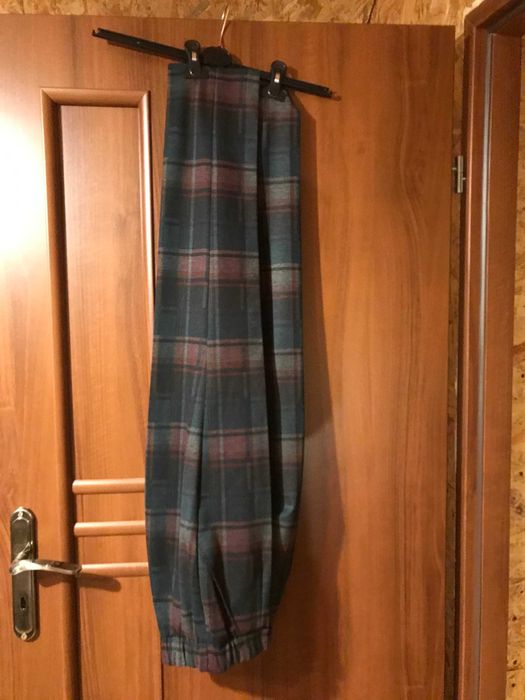 Spodnie damskie w dyskretną kratę