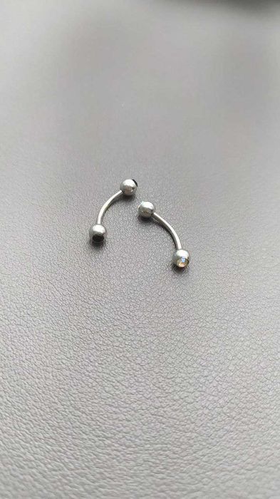 Piercings nas sobrancelhas, lábios e nariz.