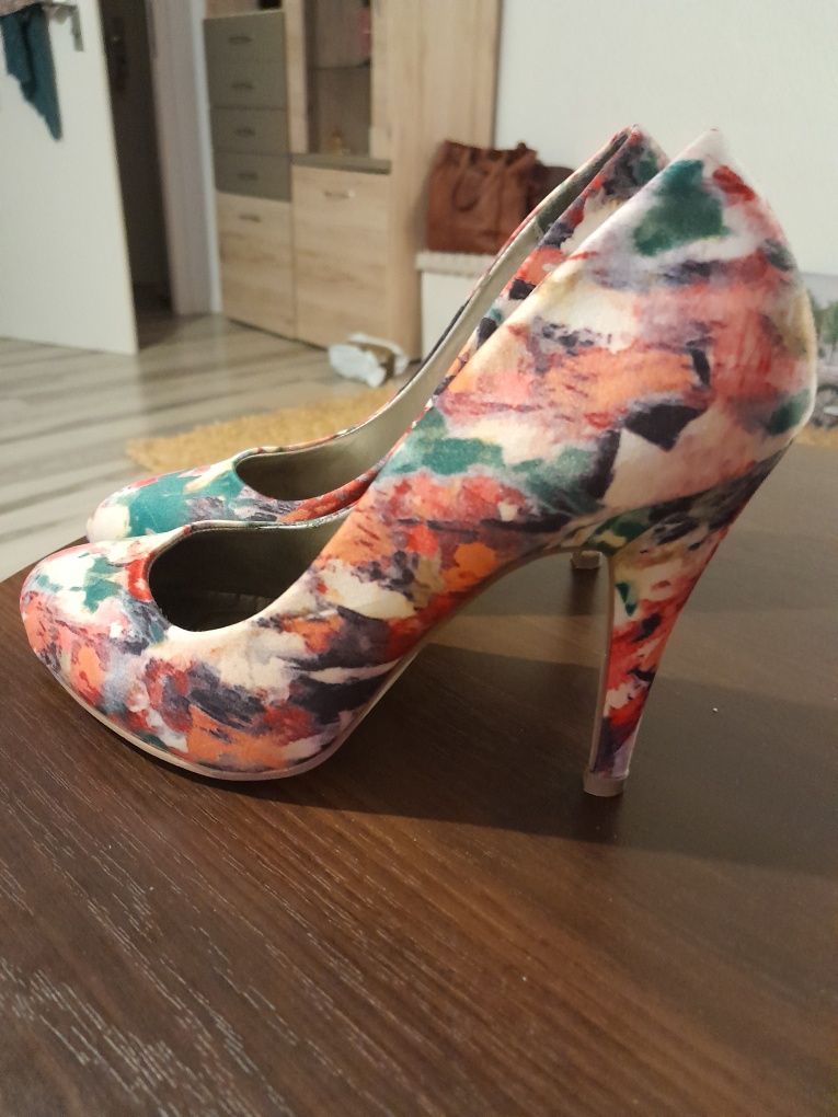 Buty na obcasie kolorowe
