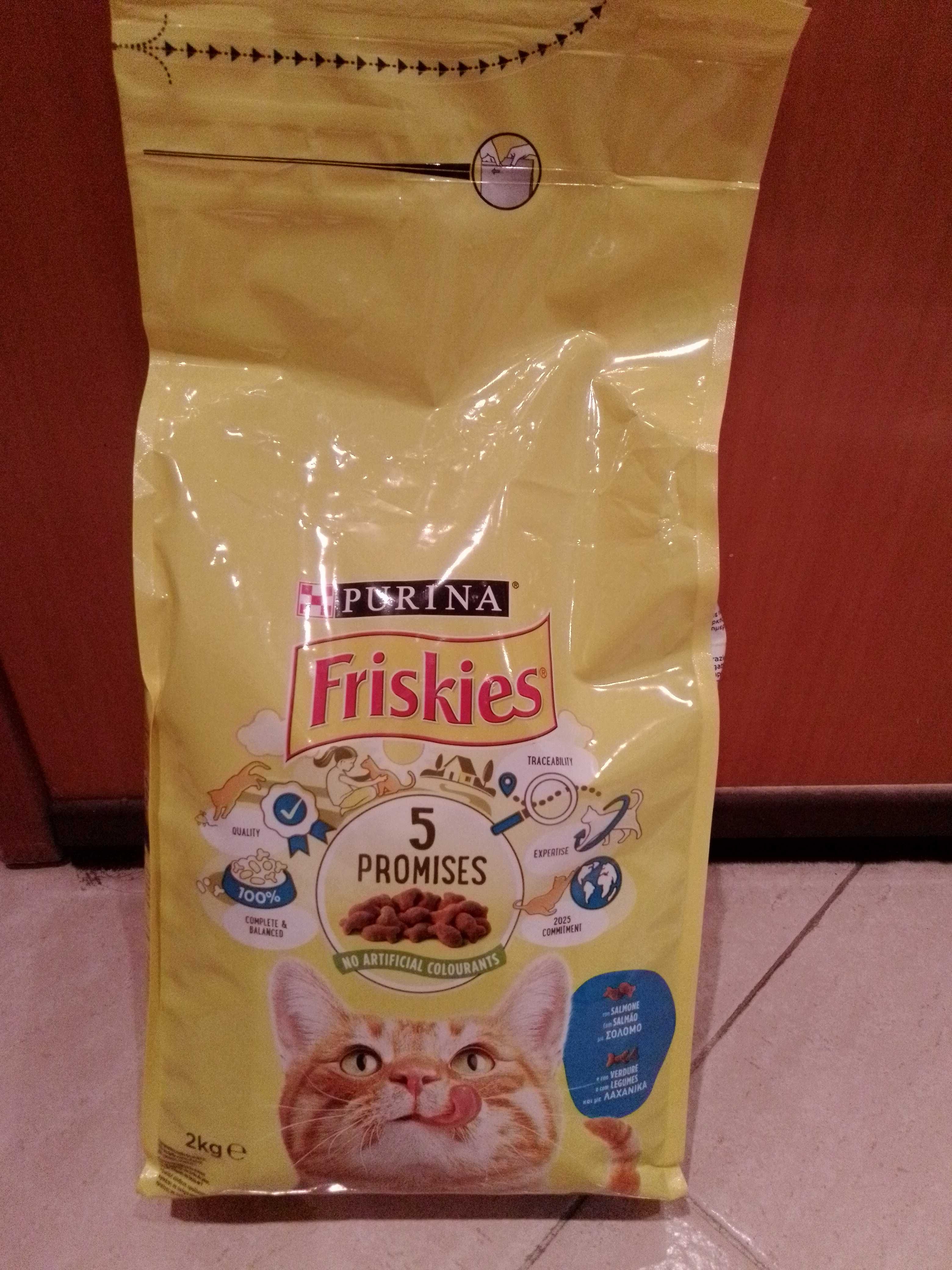 Comida / ração seca Friskies de salmão.