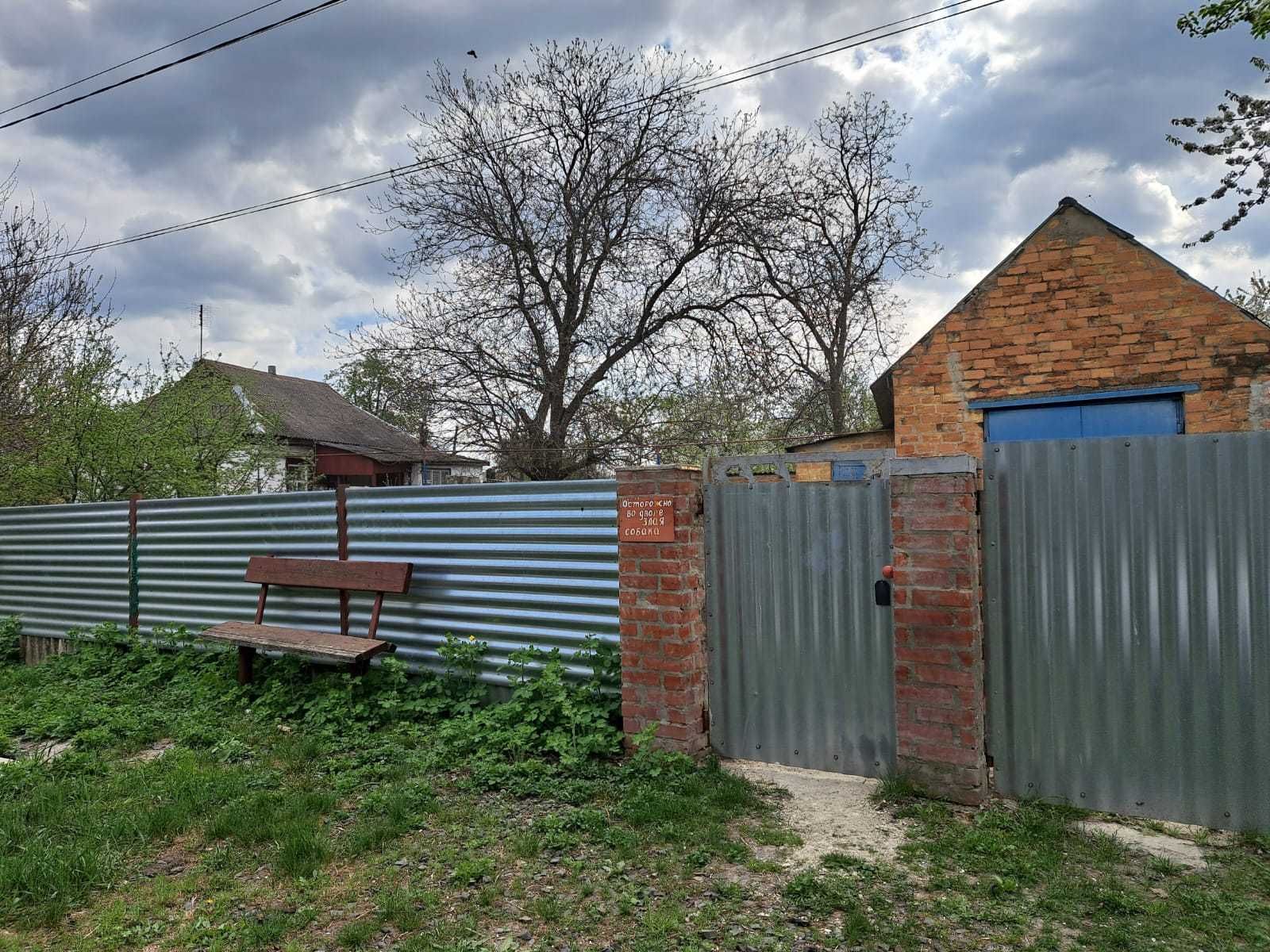Продам будинок у м. Карлівка із земельною ділянкою (огородом)