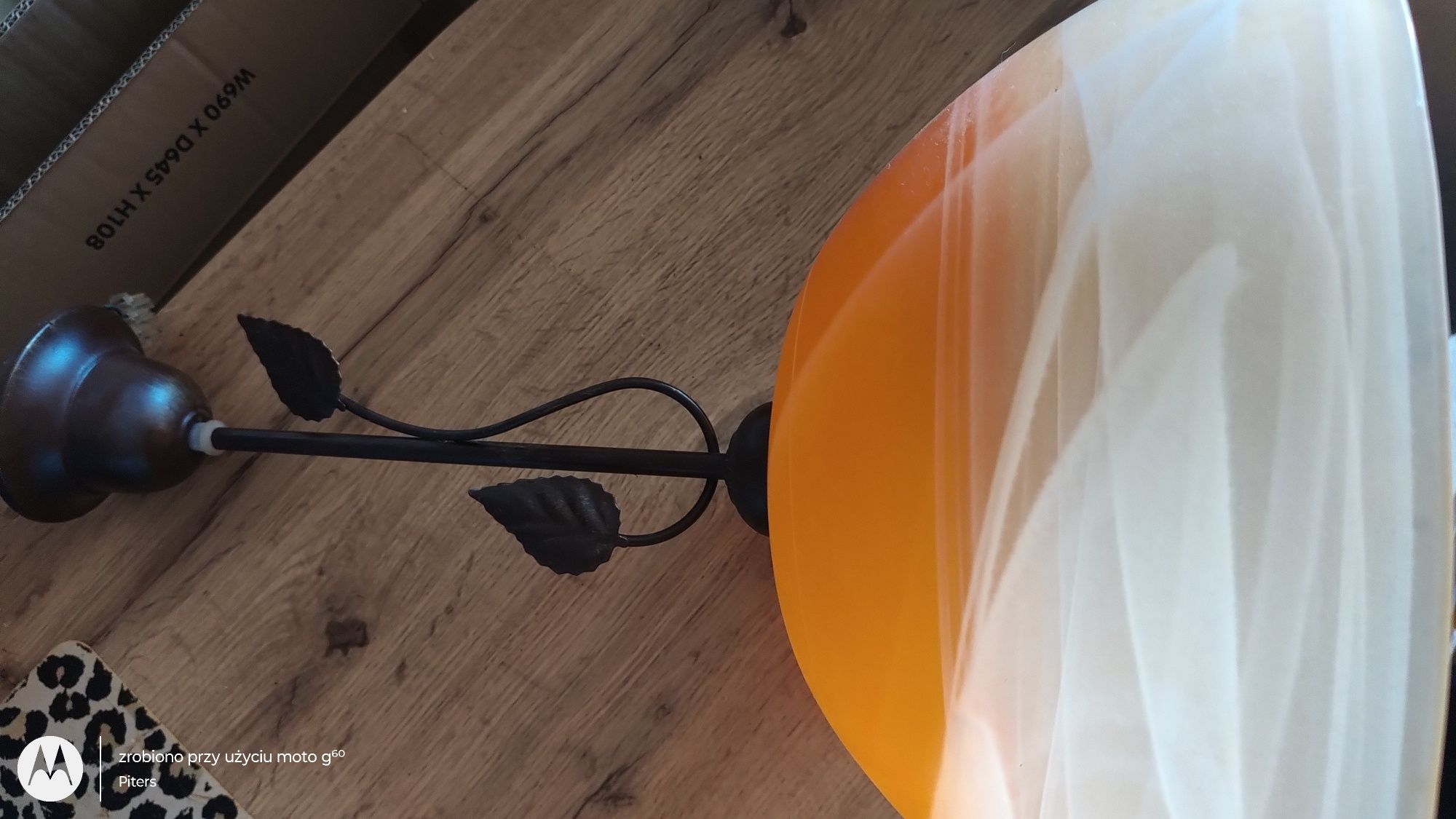 Lampa wisząca pojedyncza.
