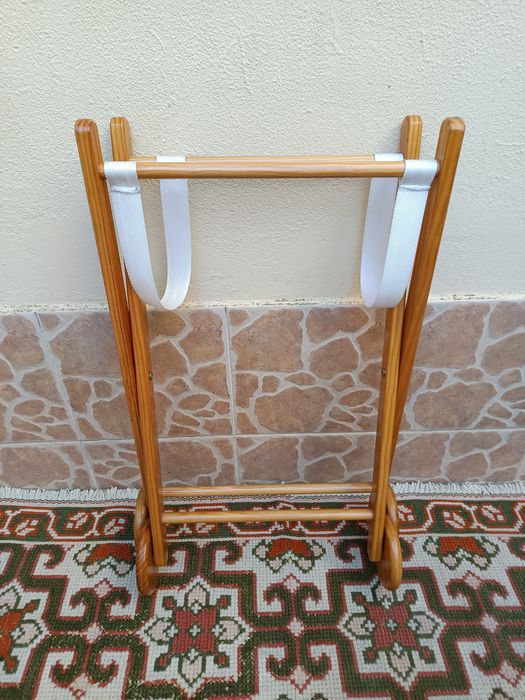 Suporte para Alcofa em madeira com rodas