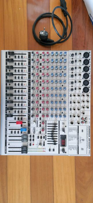 Behringer Eurorack UB1832FX Pro