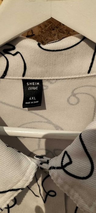 Casaco branco e preto tipo blusão