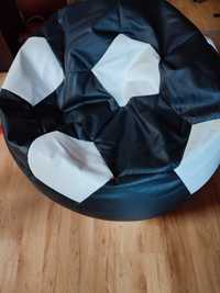 Pufa worek piłka czarno biała z pokoju dziecięcego