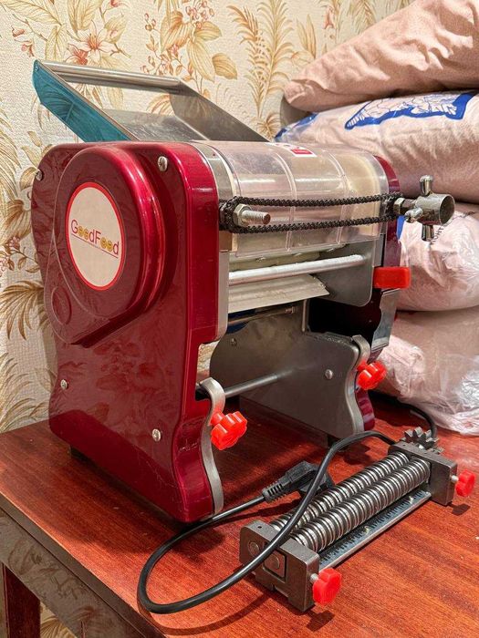 Электрическая тестораскатка-лапшерезка GoodFood NM200M RED