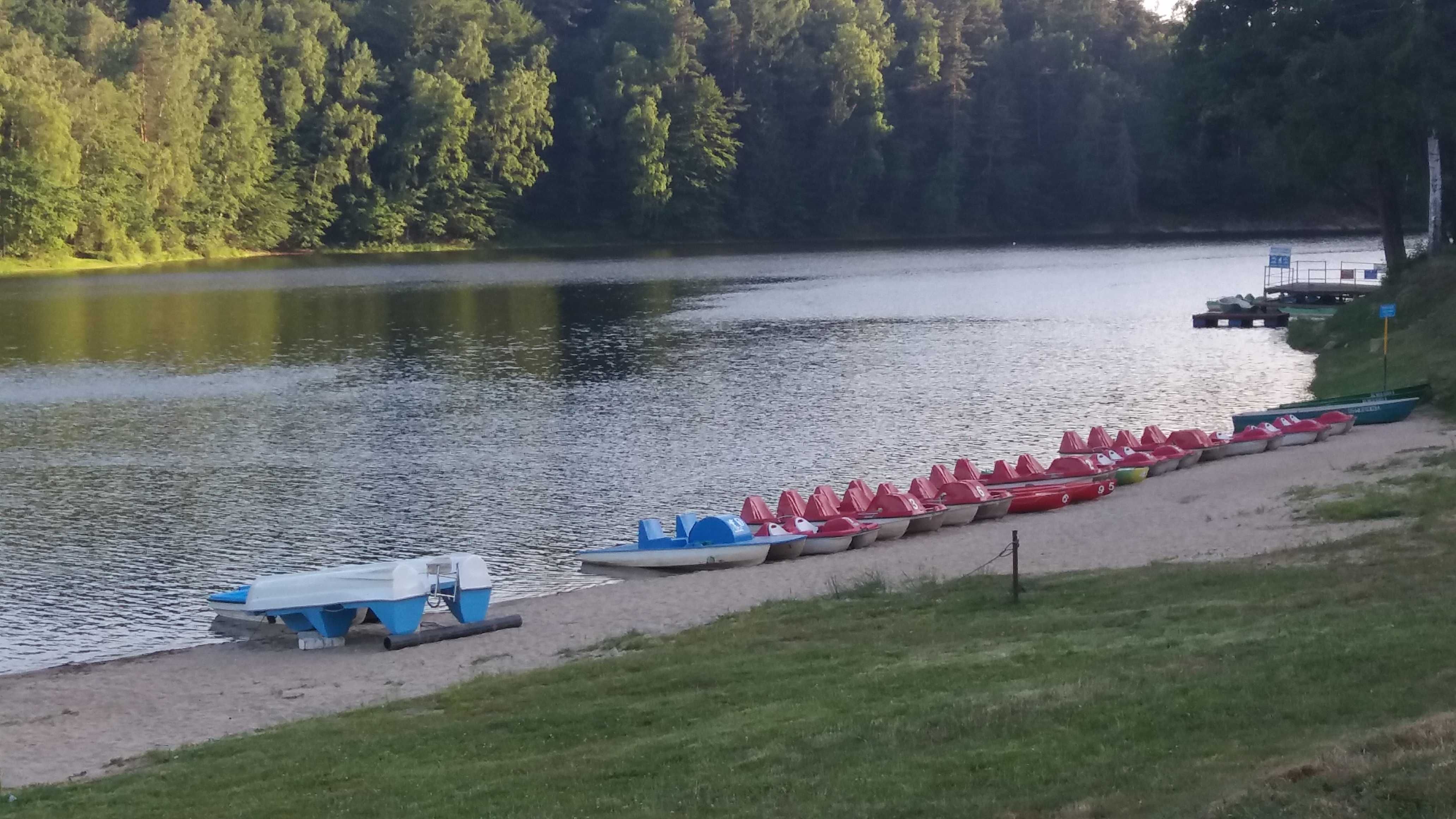 domki nad jeziorem w Karłowicach