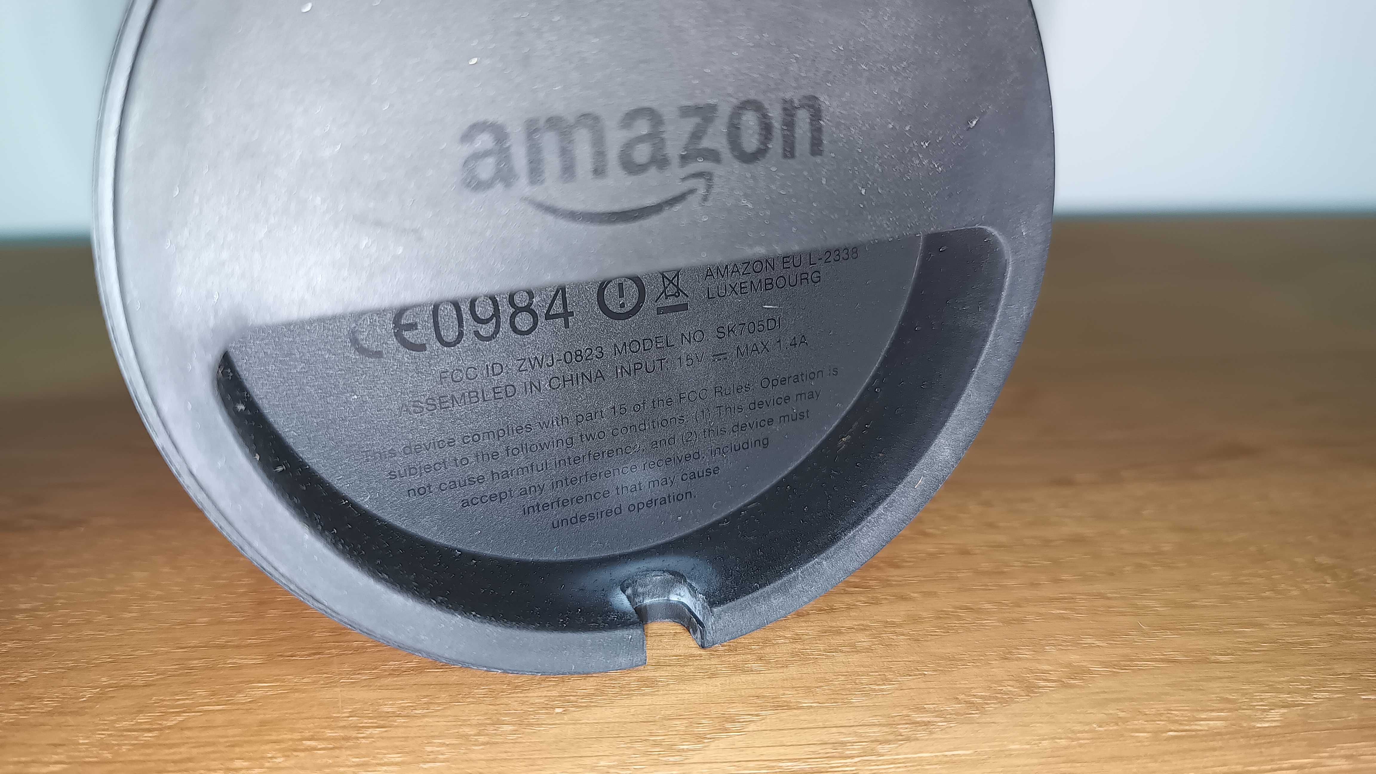 Głośnik Amazon Echo pierwszej generacji z uchwytem i zasilaczem