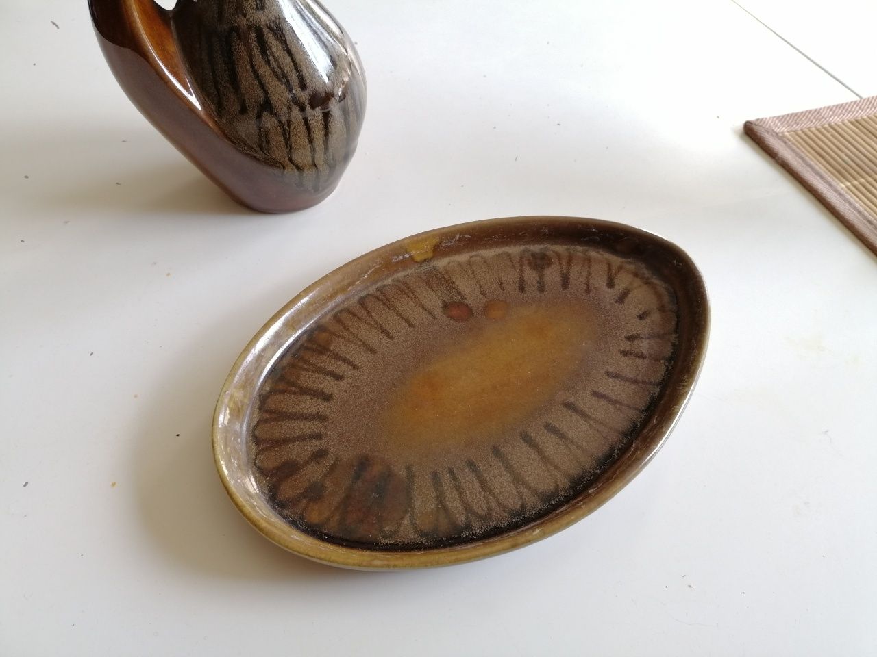 Brązowy porcelanowy wazon ceramiczny na podstawku PRL antyk