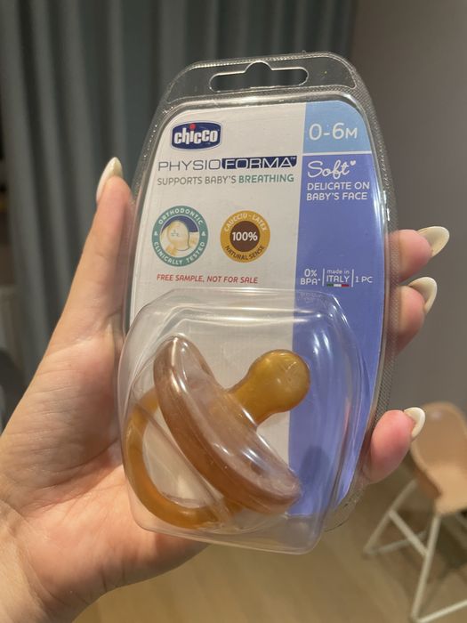 пустушка Chicco PhysioForma Soft із натурального каучуку.