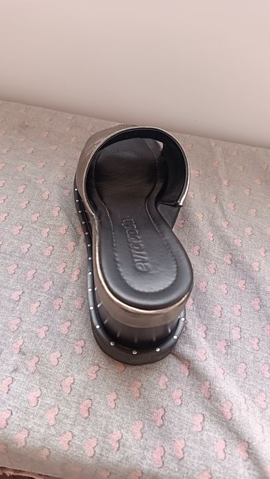 Шлёпанцы на танкетке