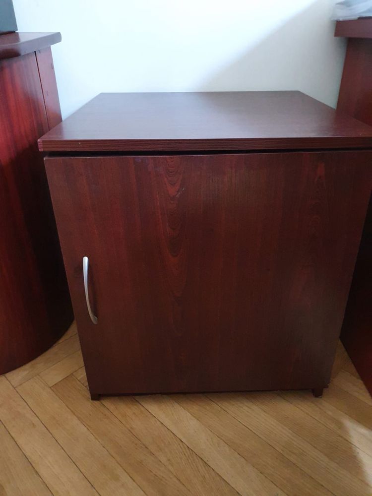 Drewniana szafka otwierana w kolorze brązowym