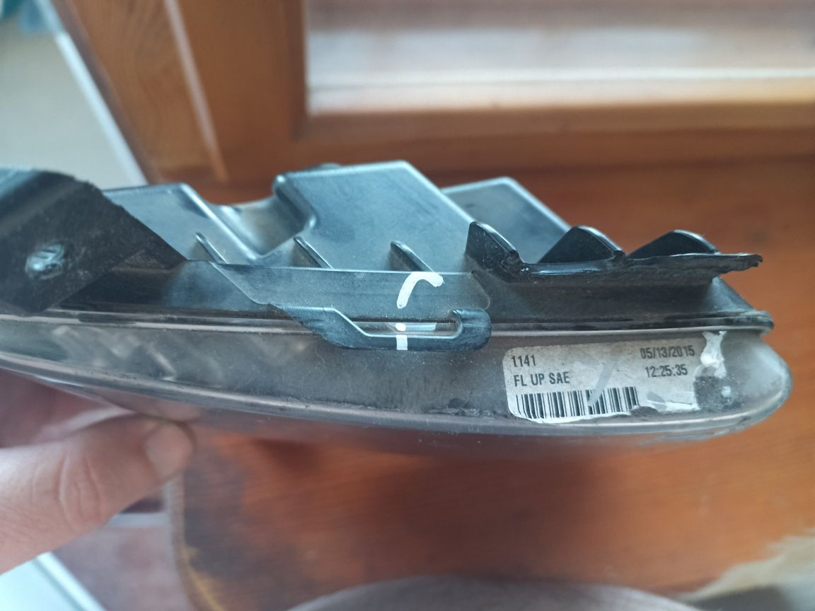 Противотуманка права Tesla S