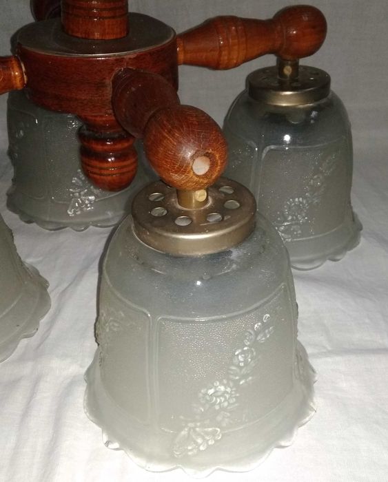 Люстра деревянная лакированная