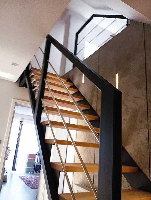 Schody na konstrukcji metalowej