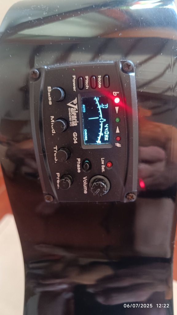 Violão elétrico.