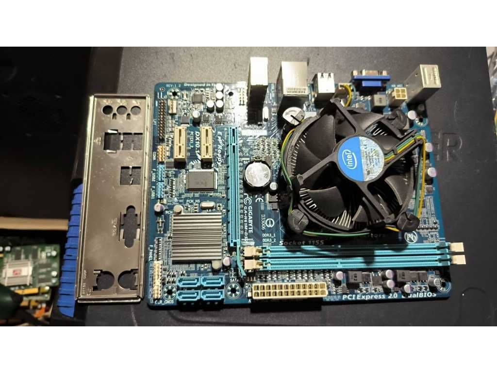 Материнська плата GIGABYTE GA-H61M-DS2 + Pentium G620 з кулером
