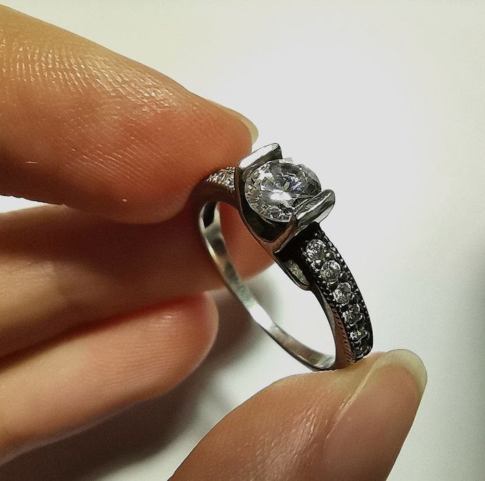 Срібне кільце цирконій