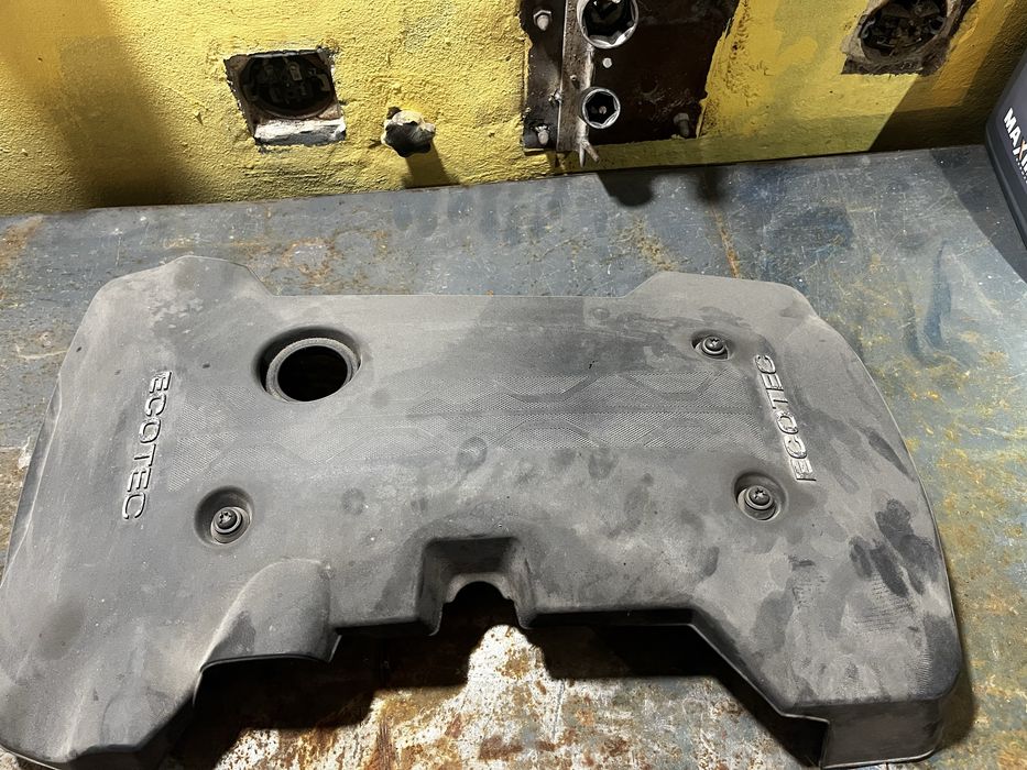 Декоративна кришка на двигун Buick Regal 2015