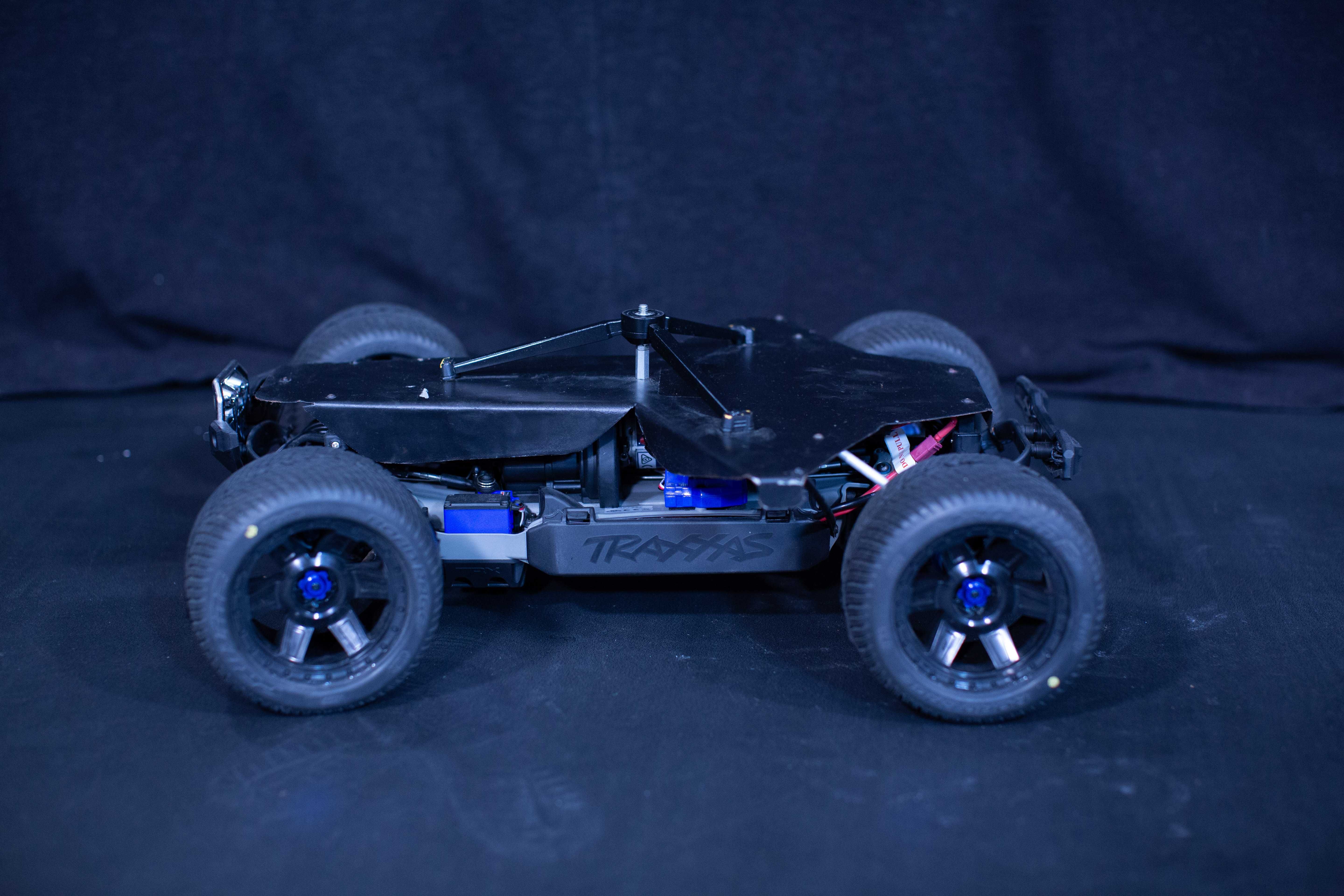 Carro RC com Rig para Câmera + Comando Traxxas 2.4GHz